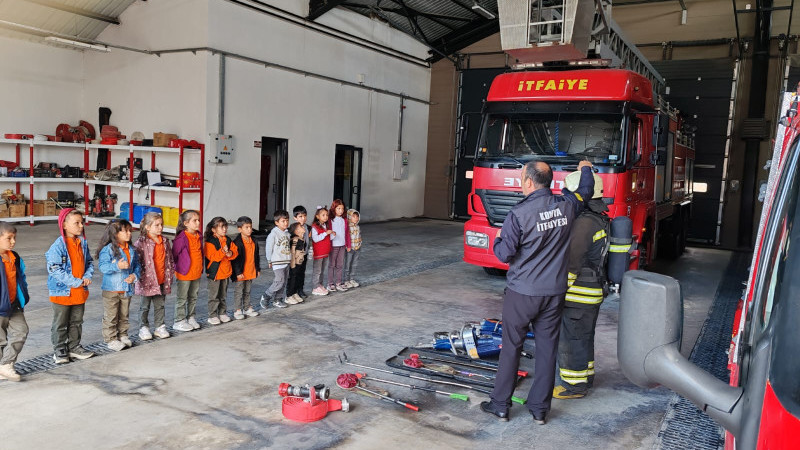 Beyşehir'de minik öğrenciler itfaiyeciliği öğreniyor