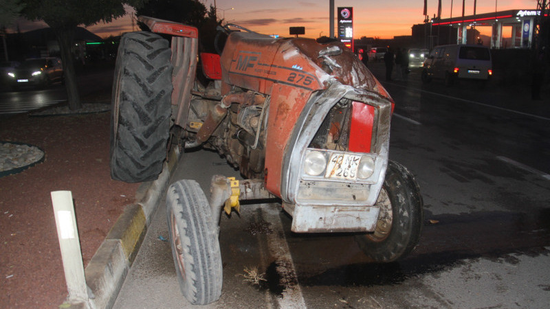 Traktörle otomobilin çarpıştığı kazada sürücüler yaralandı