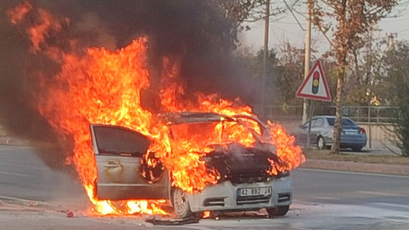 Seyir halindeki araç alev alev yandı! Sürücü son anda canını kurtardı  