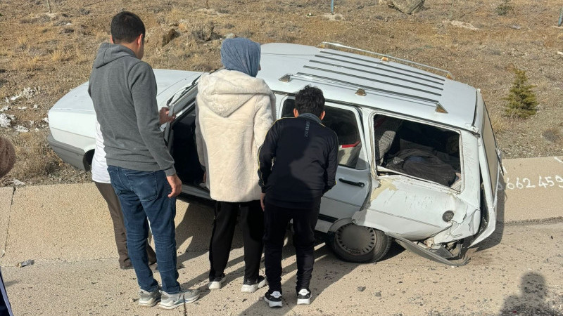 İki otomobil çarpıştı: 1 ağır yaralı