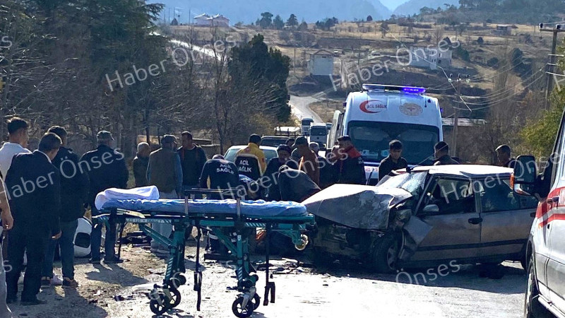 Derebucak’ta otomobil hafif ticari araçla çarpıştı, 3 kişi yaralandı