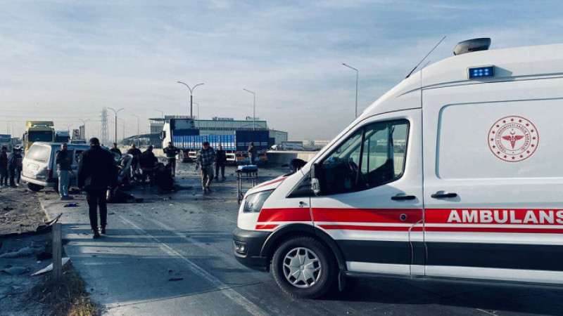 Hafif ticari araç tırla çarpıştı, 6 kişi yaralandı