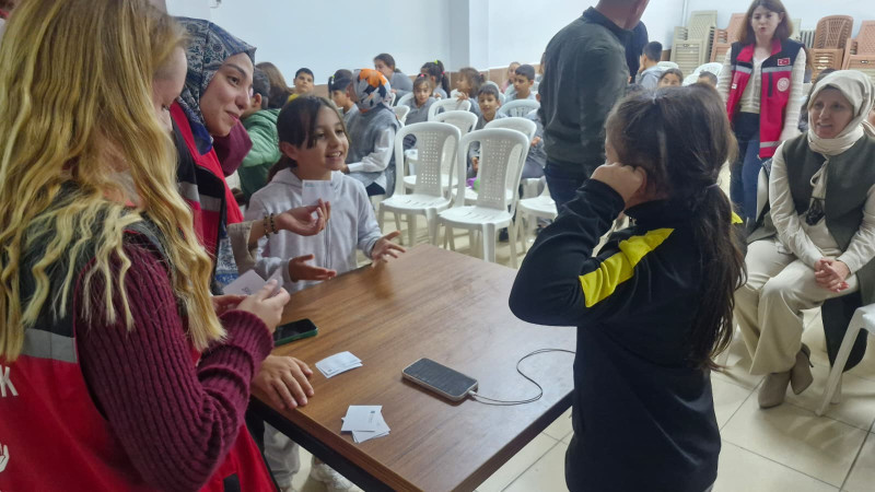 Minik eller engelleri hissetti