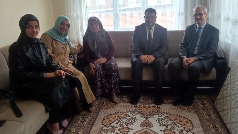 Şehit ailesini evinde ziyaret ettiler