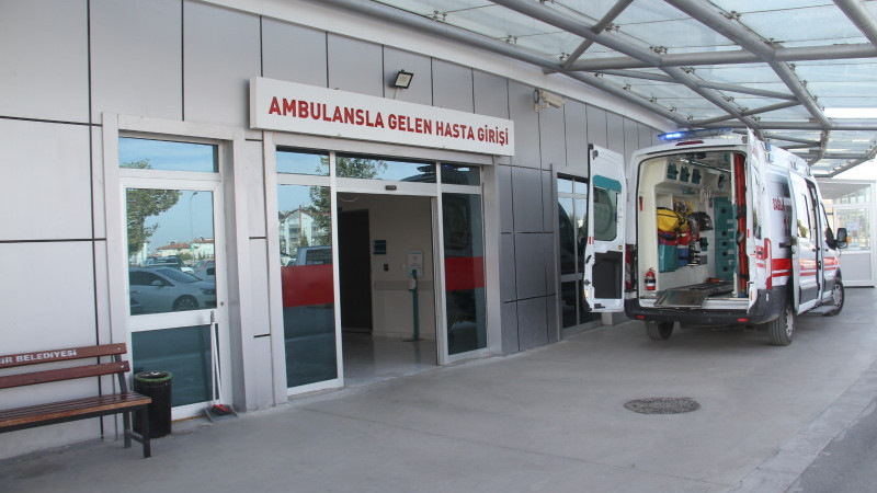 Üzerine içi sıcak su dolu çaydanlık devrilen 9 aylık bebek yaralandı