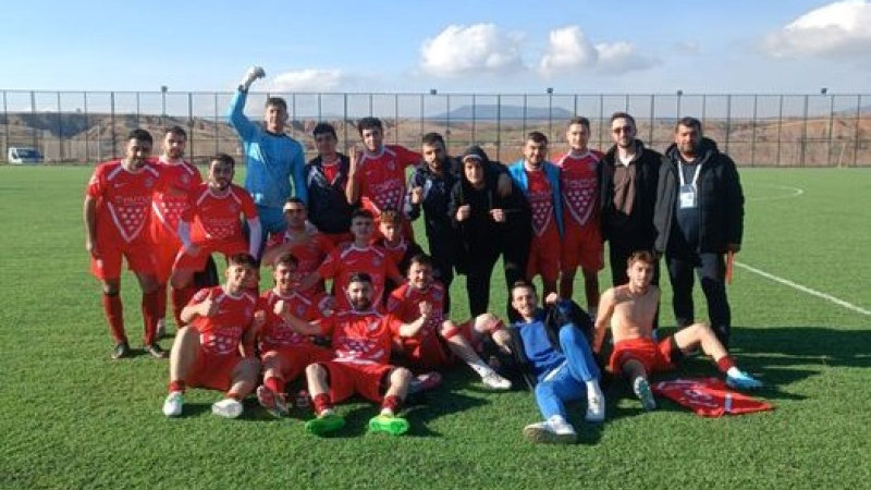Hüyük Belediyespor zirveden kopmuyor