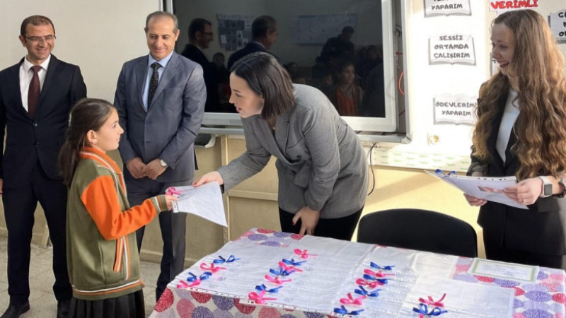    Kaymakam Nur Yalçınkaya öğrencilerin karne coşkusuna ortak oldu