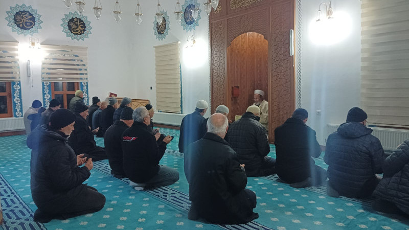 Eller, sabah namazında tüm kahraman şehitlere dua için semaya açıldı