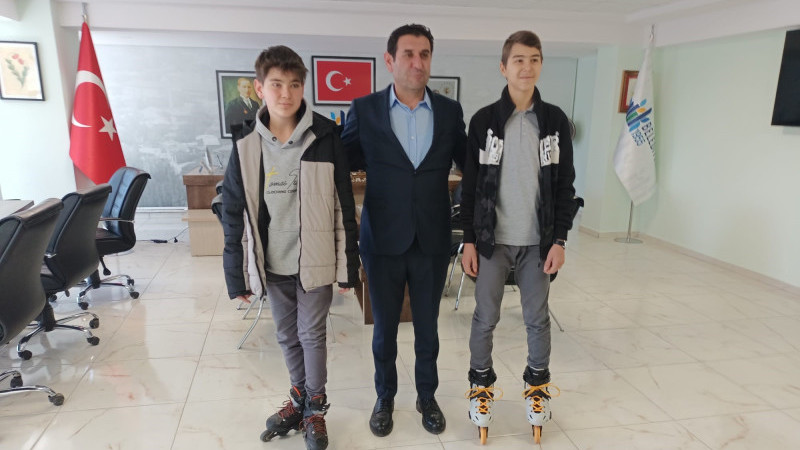 Patenleri ile geldikleri belediyede kay kay pisti istediler