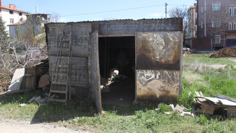Çıktığı barakada çinko sacın kırılması sonucu düşen kişi yaralandı