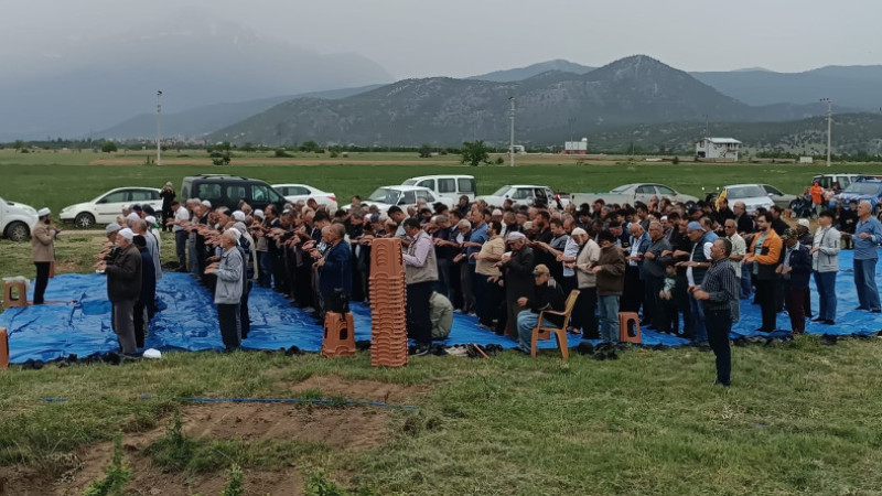Eller yağmur için semaya açıldı