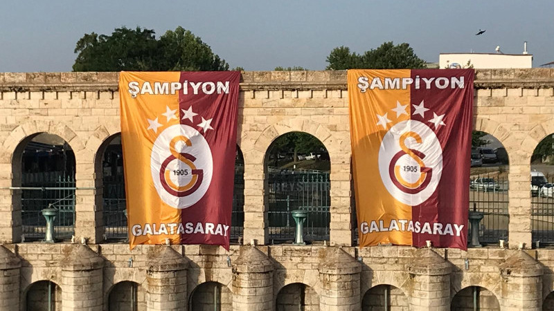 Şampiyon Galatasaray’ın bayrağı tarihi köprü üzerine asıldı