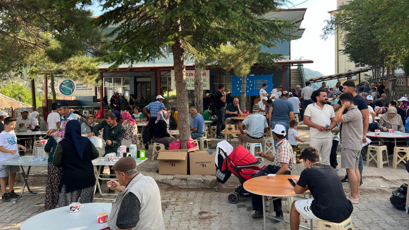 Mahalle sakinlerine tuzlu aşure ikram edildi