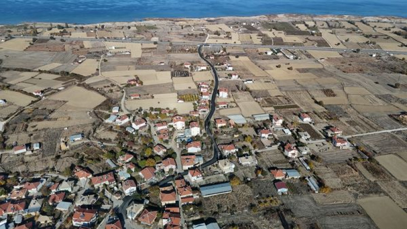 Yollarda sıcak asfalt mesaisi sürüyor