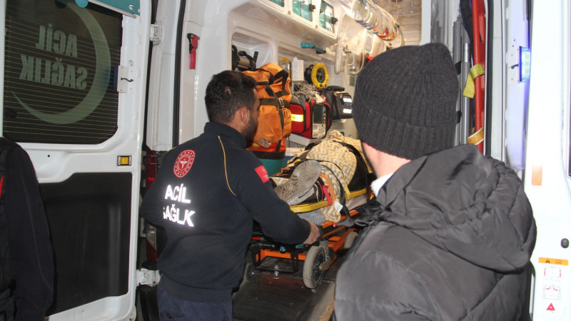 Klima montajı yaptığı esnada apartman boşluğuna düşen çocuk yaralandı