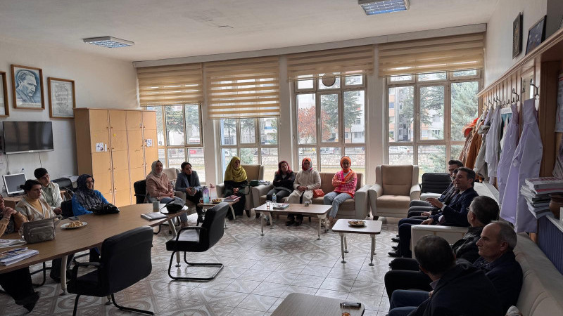 Konuk,öğretmenlerle bir araya geldi