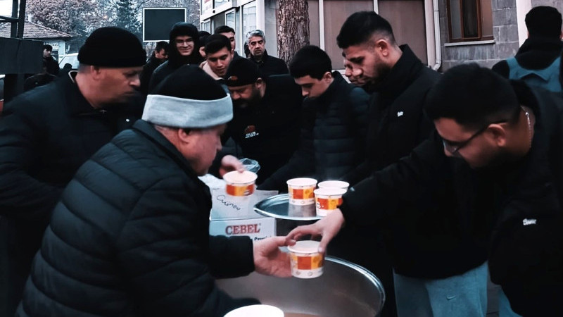 Namazda buluşan üniversite öğrencilerine sıcak çorba ikramı