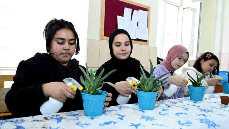 Öğrenciler çiftçiliği öğreniyor