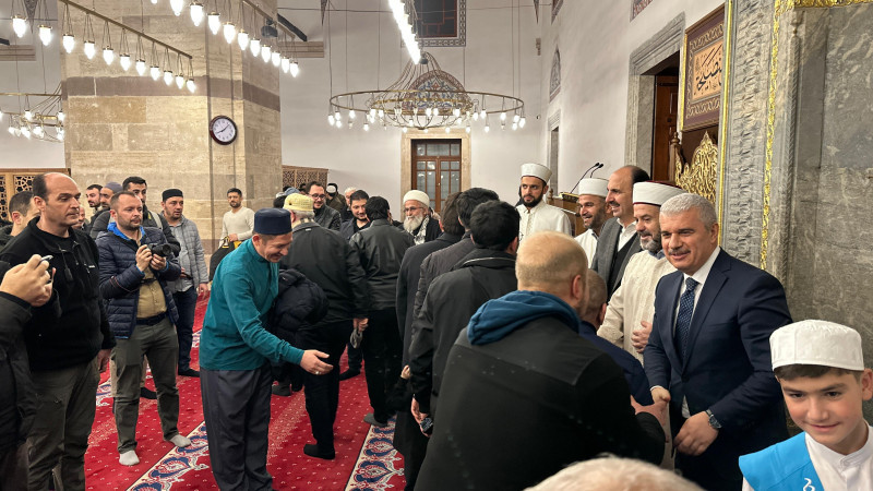 Vali Akın ve Başkan Altay vatandaşların kandil bereketine ortak oldu