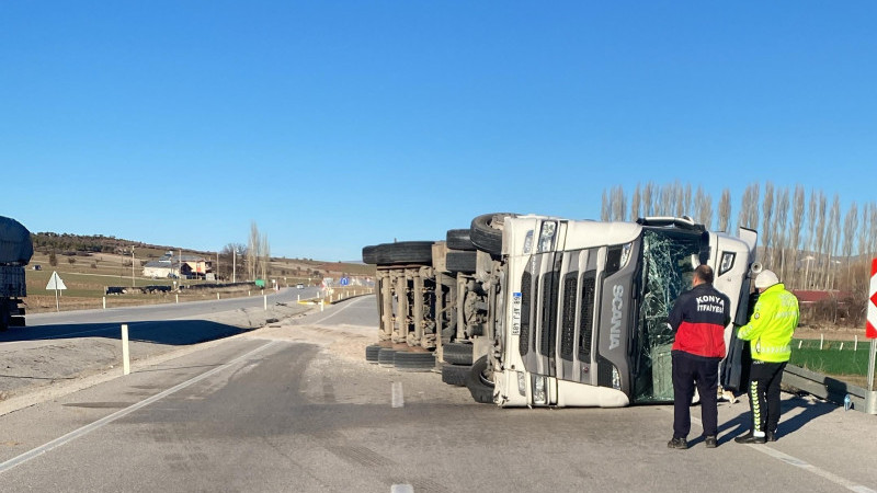 Beyşehir Konya kara yolunda TIR devrildi