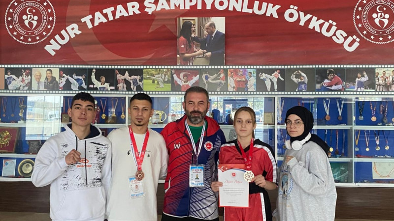 Esmanur Dadak ikincilik, Esen Sevinç üçüncülük kürsüsünde