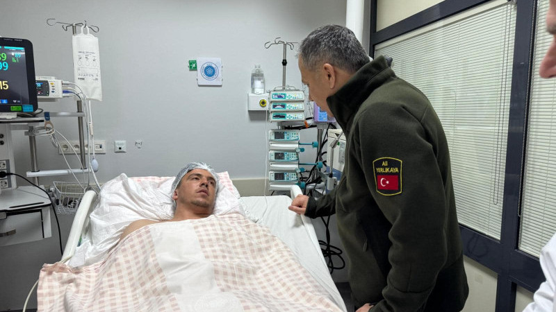 Bakan Yerlikaya, enkazdan çıkarılan yaralıları ziyaret etti