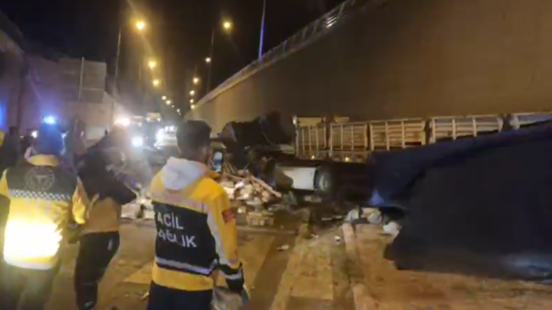 TIR, üst geçitten düştü,sürücüsü yaralandı