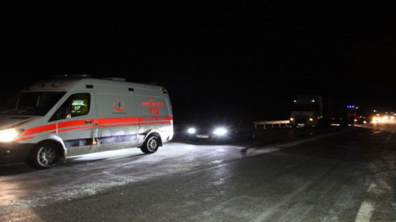 Yaralıları aldıkları sırada ambulansa başka bir araç çarptı
