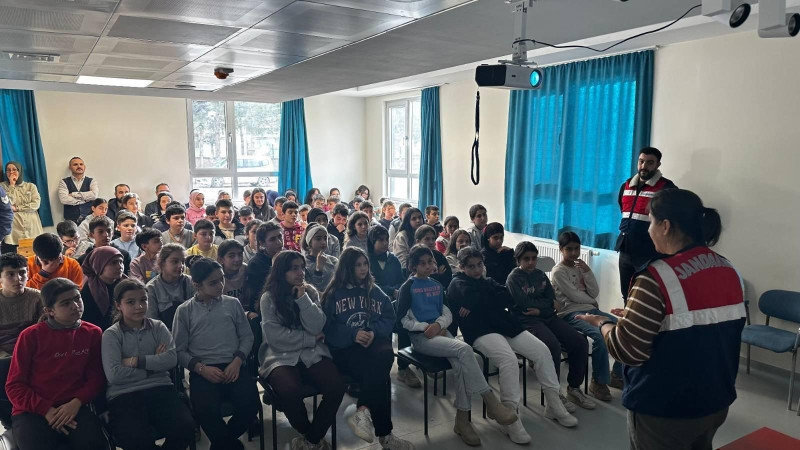 Jandarmadan vatandaşlara siber farkındalık eğitimi