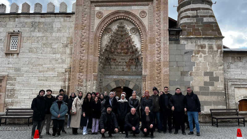 Üniversite öğrencileri tarihi camiyi ziyaret etti