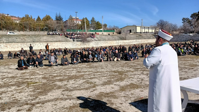 Mahalle sakinleri yağmur duasında biraraya geldi