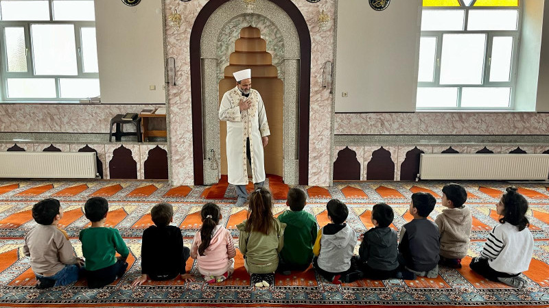 Minik öğrencilerden ramazan öncesi cami ziyareti