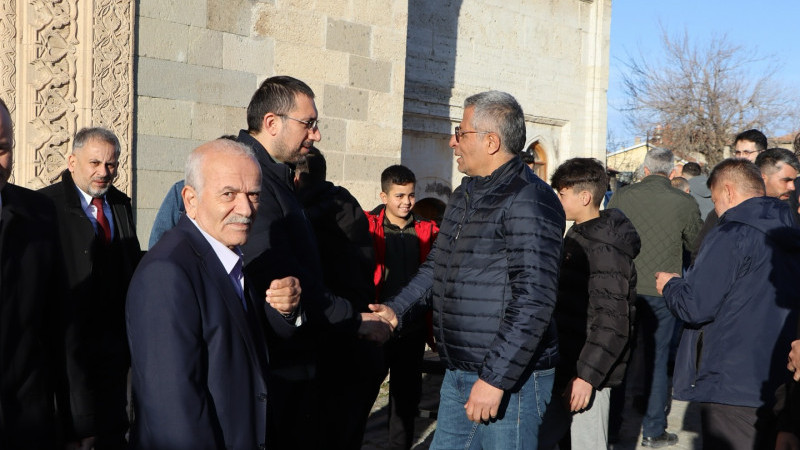 Tarihi camide vatandaşlarla bayramlaşma