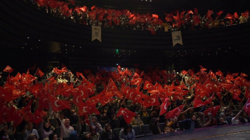 Öğrencilerden ayakta alkışlanan performans