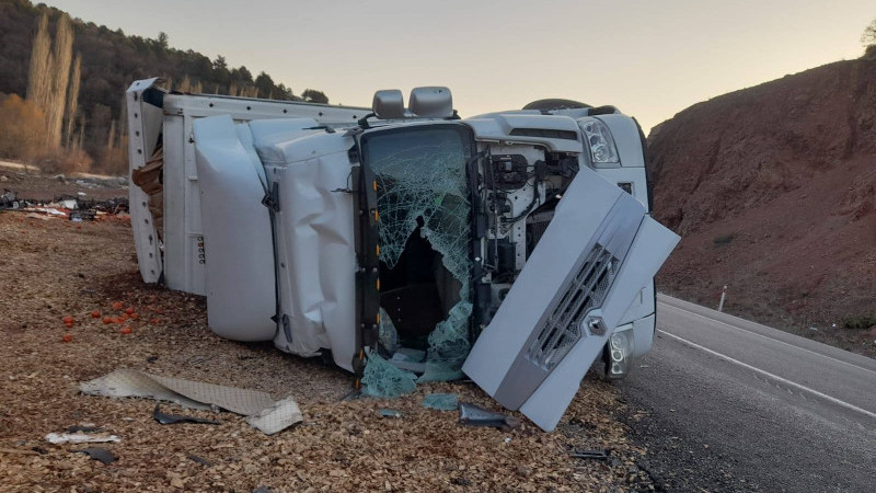 Bu viraja dikkat! Bu kez TIR devrildi,sürücü yaralandı