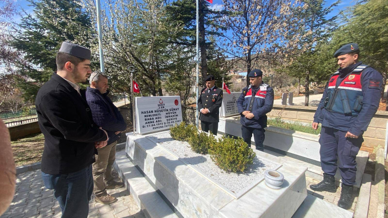 Şehitler kabirleri başında dualarla anıldı