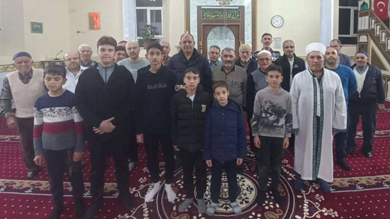 Camiye gelen çocuklar ödüllendirildi