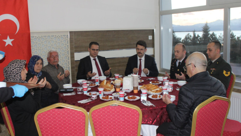 Kaymakam Akpınar, kahramanlar ve aileleriyle iftar sofrasında