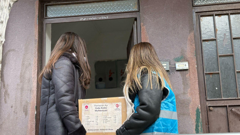 Üniversite öğrencileri, yardım kolilerini ihtiyaç sahiplerine ulaştırdı