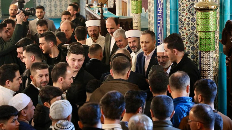 Bakan Yerlikaya, bayram coşkusunu ata topraklarında yaşadı