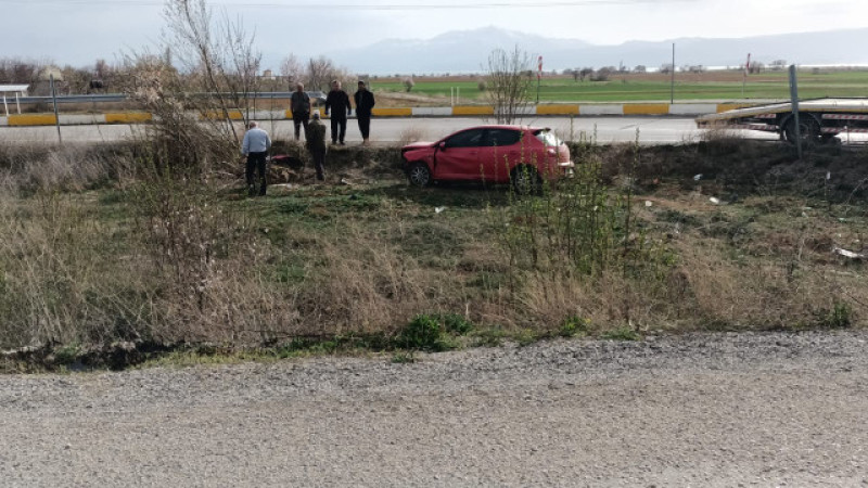 Otomobille çarpışan motosikletin sürücüsü yaralandı