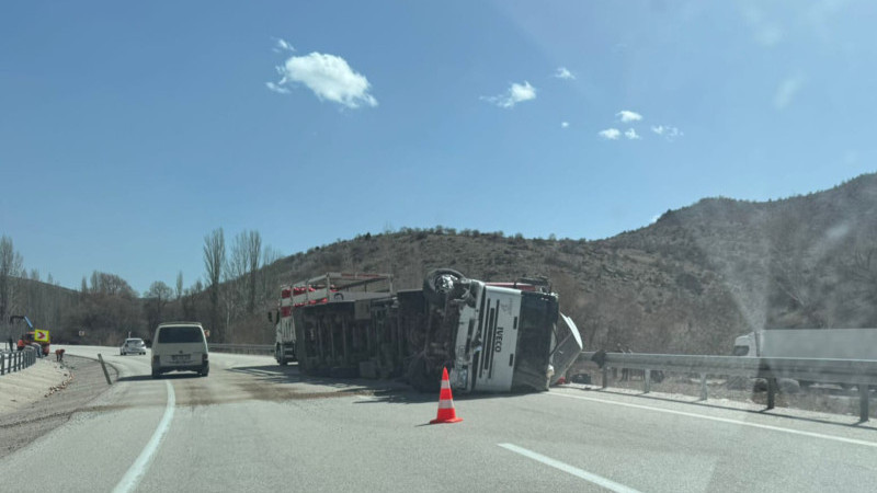 Beyşehir-Konya kara yolunda TIR devrildi