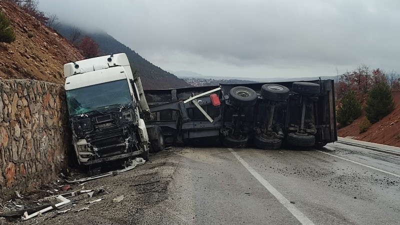 TIR, istinat duvarına çarptı, sürücüsü yaralandı