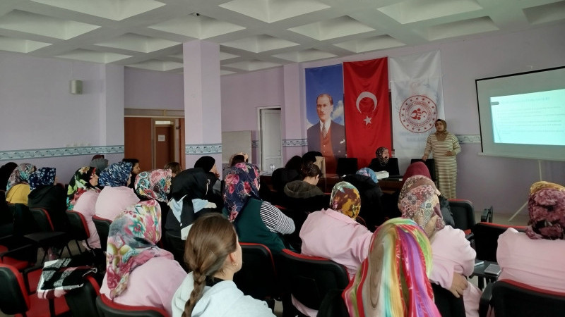 Üniversite öğrencilerine uyuşturucu ve tütünle mücadele konularında seminer