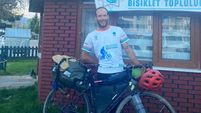 Her gün bisikletle 100 kilometre yol gidiyor