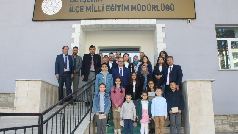 Yaptıkları resim ve afişlerle suyun önemine dikkat çektiler