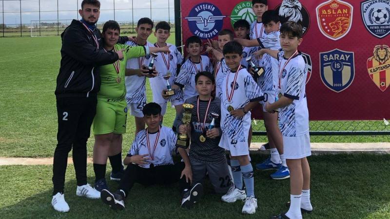 Beyşehir'in minik yıldızları,Antalya'daki futbol turnuvasında şampiyon oldu