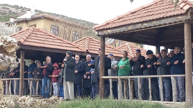 Çiftçiler yağmur duasında buluştu,eller semaya açıldı