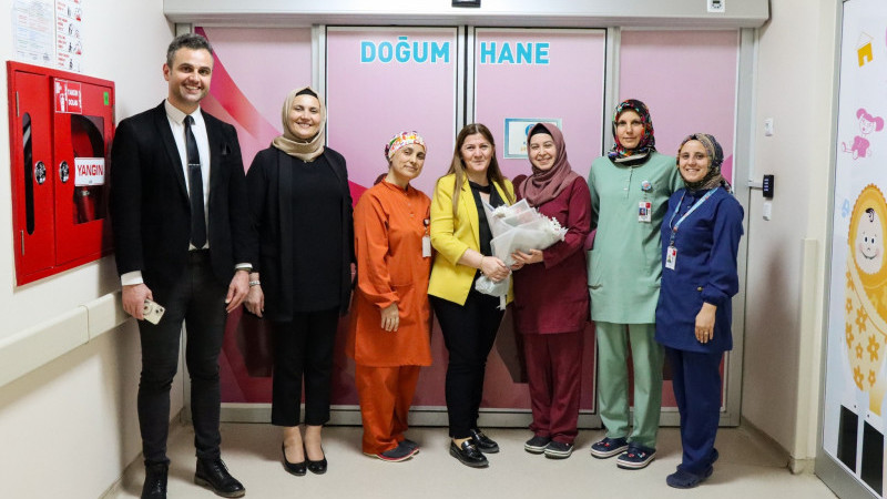 Ebelere çiçekli kutlama