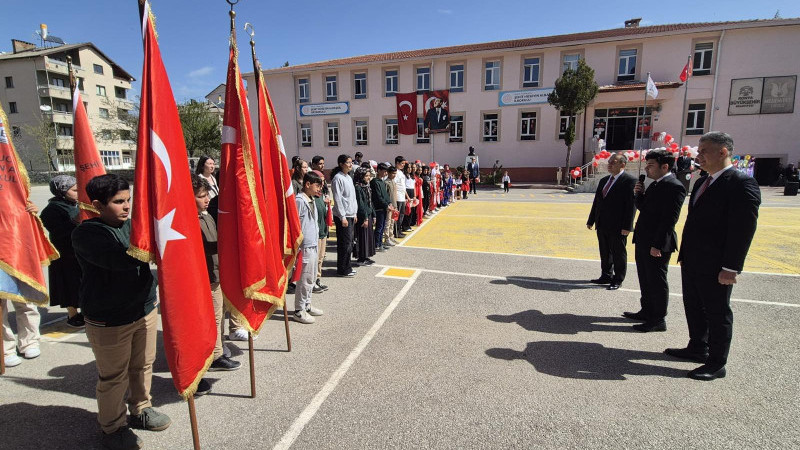 Derebucak ve Hüyük'te 23 Nisan çocuk bayramı kutlamaları